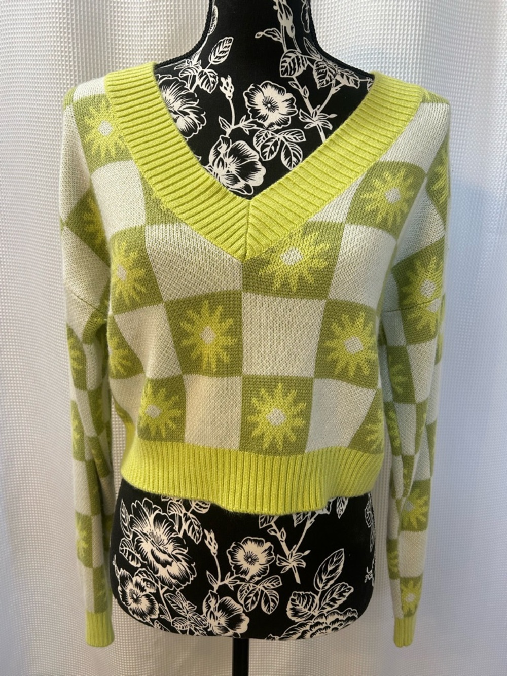 Madden NYC V-Neck Cropped Checkered Flower Sweater - Lime Green Women’s S